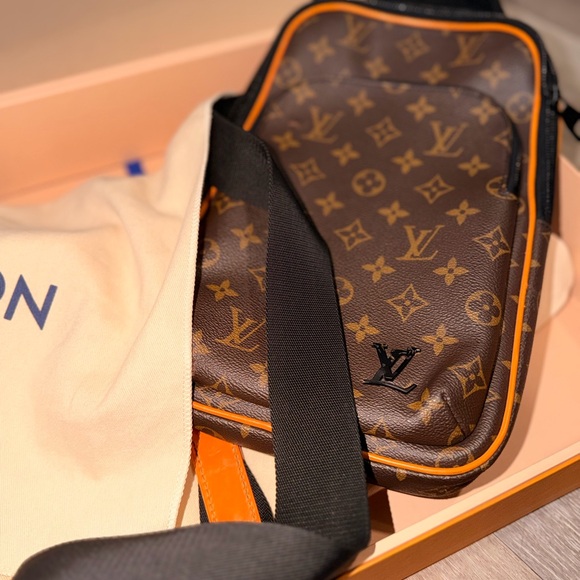 Louis Vuitton Monogram Brown and Black Messenger Bag - Picture 2 of 16